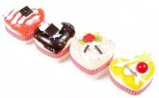 Сквиш /Пирожное сердечки/ В ассортименте. Высота до 5,5 см. В пакете. С магнитом.